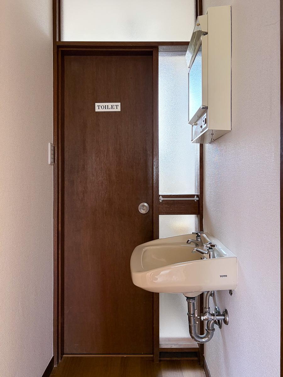 世田谷区宮坂の賃貸物件/トイレ前の洗面スペース