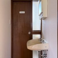 世田谷区宮坂の賃貸物件/トイレ前の洗面スペース