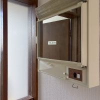 世田谷区宮坂の賃貸物件/レトロなミラーキャビネット