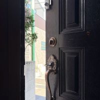 世田谷区宮坂の賃貸物件/味のある玄関ドア