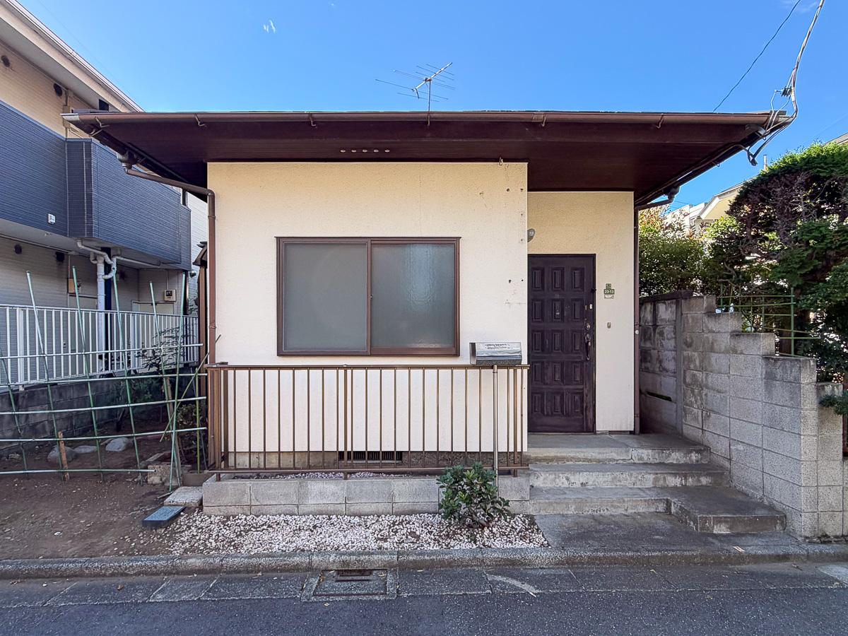 世田谷区宮坂の賃貸物件/正面から見ると、こんな顔。屋根が帽子のようで可愛らしい
