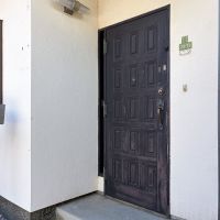 世田谷区宮坂の賃貸物件/玄関前。深い色のドアが、白い外壁を引き締めています