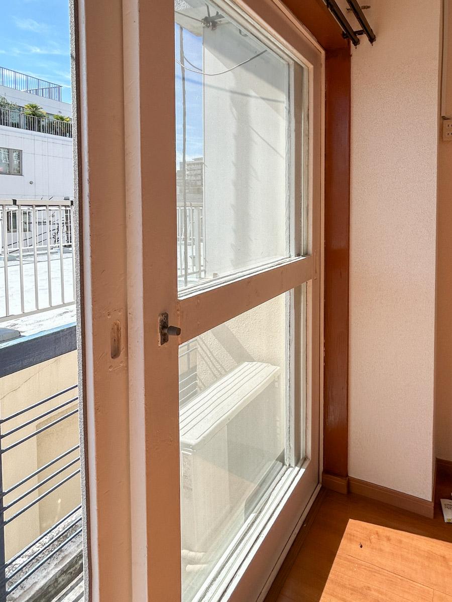 渋谷区恵比寿西の賃貸物件/白く塗られた窓サッシ。厚みはそこまでありません