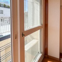 渋谷区恵比寿西の賃貸物件/白く塗られた窓サッシ。厚みはそこまでありません
