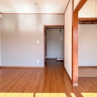 渋谷区恵比寿西の賃貸物件/室内別角度から。仕切りはなく、洋室2つが合わさった8.5畳ほどの居室