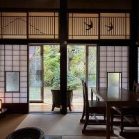 長野県上水内郡信濃町富濃の売買物件/障子越しの向こうには縁側。鳥と山をあしらった欄間もこだわりを感じる部分です