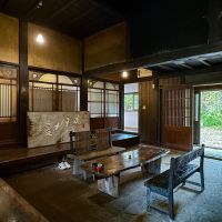 長野県上水内郡信濃町富濃の売買物件/土間に置かれたテーブル。外と中の中間のような空間です