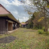長野県上水内郡信濃町富濃の売買物件/緑が茂る広い平地。奥には大正2年（1913年）築の古い蔵もあります
