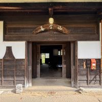 長野県上水内郡信濃町富濃の売買物件/「山草庵」は、初代の所有者によって名付けられたものです。水車の板を使って作られた扁額が、今も掲げられています
