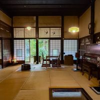 長野県上水内郡信濃町富濃の売買物件/15畳の広間。囲炉裏と火鉢が備えられています