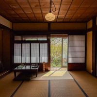 長野県上水内郡信濃町富濃の売買物件/奥座敷の東側には小さな縁側と出入口があり、朝日が心地よく差し込みます