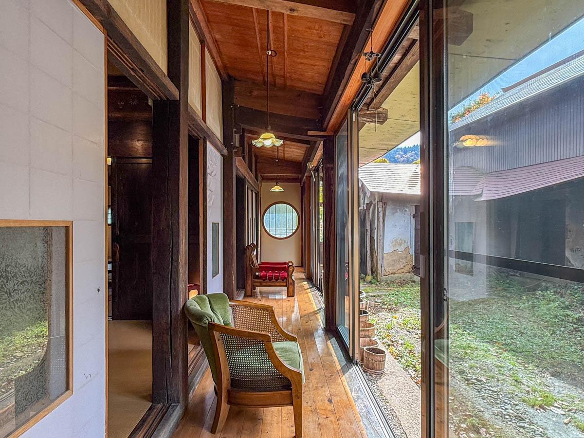 長野県上水内郡信濃町富濃の売買物件/南西向きで心地よい日当たりの縁側。奥には丸窓があり、建主のこだわりを感じます