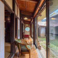 長野県上水内郡信濃町富濃の売買物件/南西向きで心地よい日当たりの縁側。奥には丸窓があり、建主のこだわりを感じます