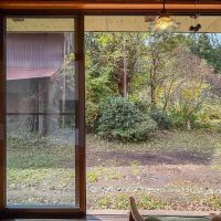 長野県上水内郡信濃町富濃の売買物件/縁側からの眺め。人気を感じず、のどかな環境。縁側のサッシは20年前に交換され、ペアガラスのものになっています
