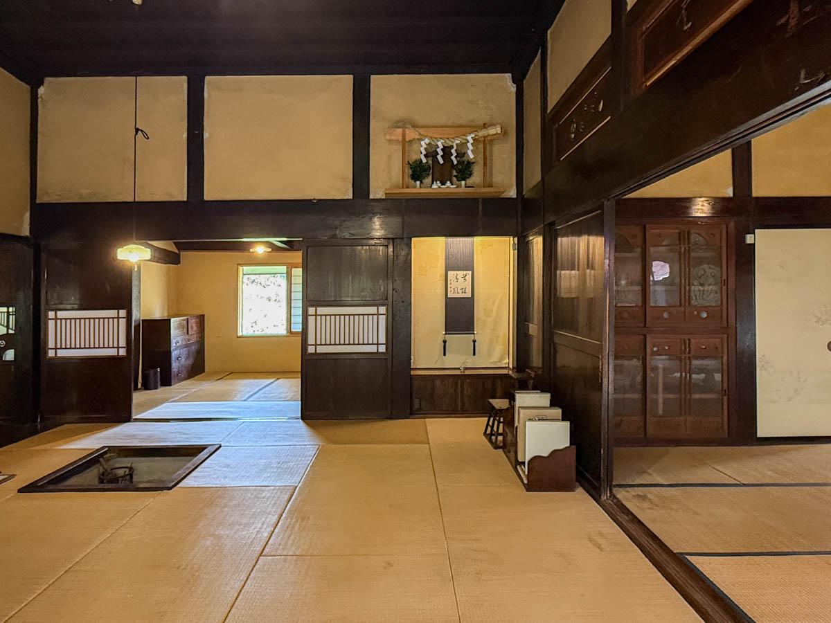 長野県上水内郡信濃町富濃の売買物件/縁側から広間を見る。奥には茶の間が続く
