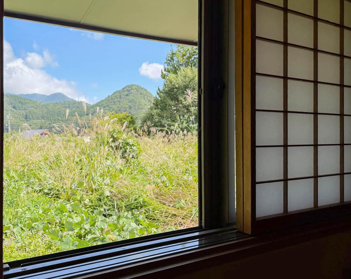 長野県上水内郡信濃町富濃の売買物件/茶の間の窓からの景色。穏やかな自然の眺めが落ち着きます