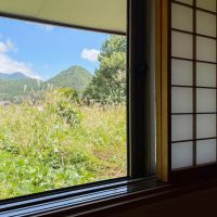 長野県上水内郡信濃町富濃の売買物件/茶の間の窓からの景色。穏やかな自然の眺めが落ち着きます