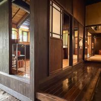 長野県上水内郡信濃町富濃の売買物件/土間から上がり縁があり、その向こうにダイニングキッチン
