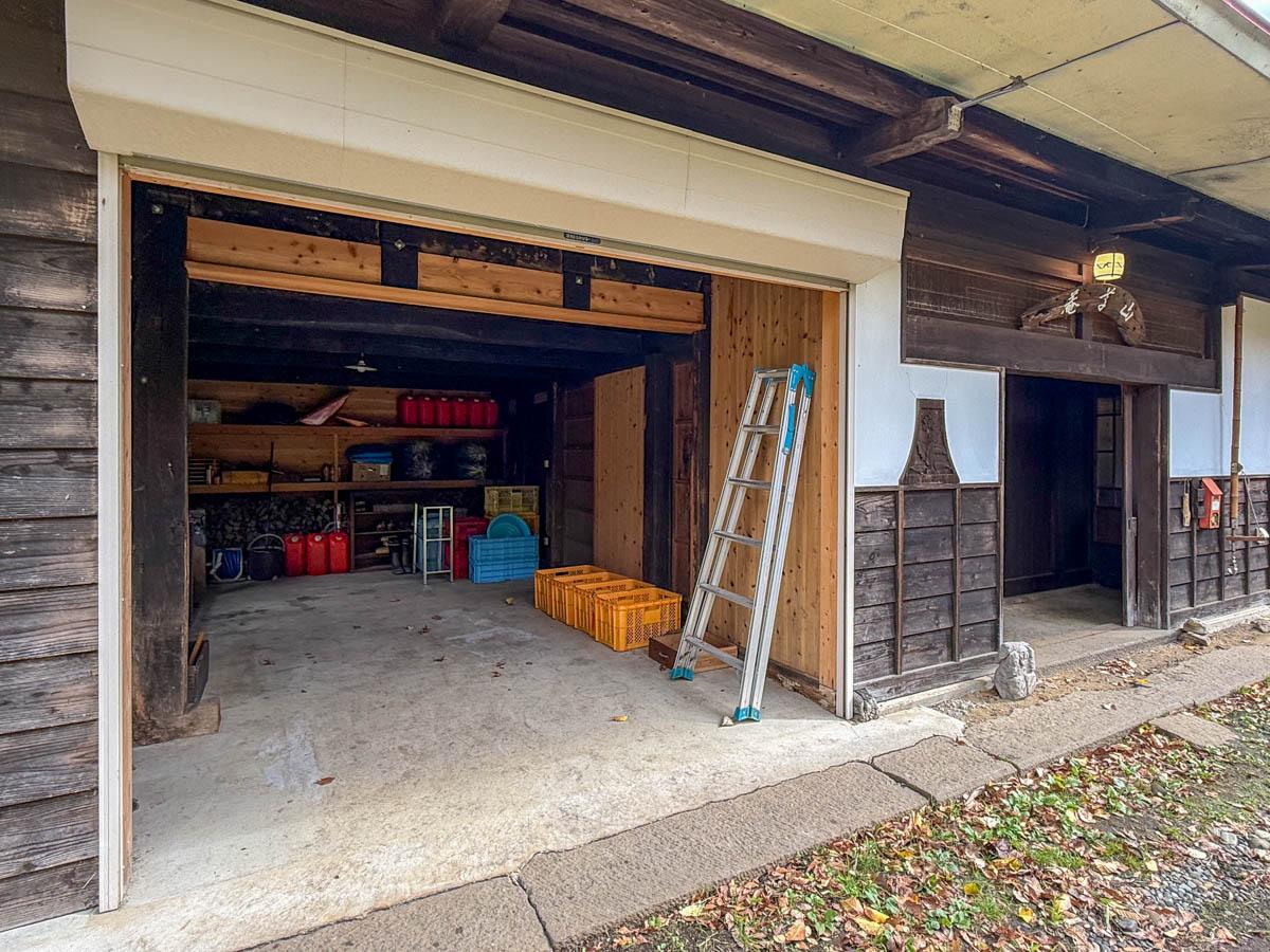 長野県上水内郡信濃町富濃の売買物件/江戸から明治にかけては馬小屋として使われていたという、土間続きの倉庫。シャッター付き