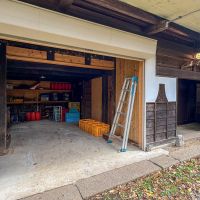 長野県上水内郡信濃町富濃の売買物件/江戸から明治にかけては馬小屋として使われていたという、土間続きの倉庫。シャッター付き