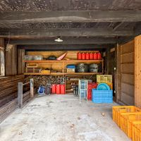 長野県上水内郡信濃町富濃の売買物件/倉庫は、工具やタイヤ、草刈り機、雪囲いなどを収める実用的な収納スペースとして使われています。小型車や軽自動車の駐車も可能です