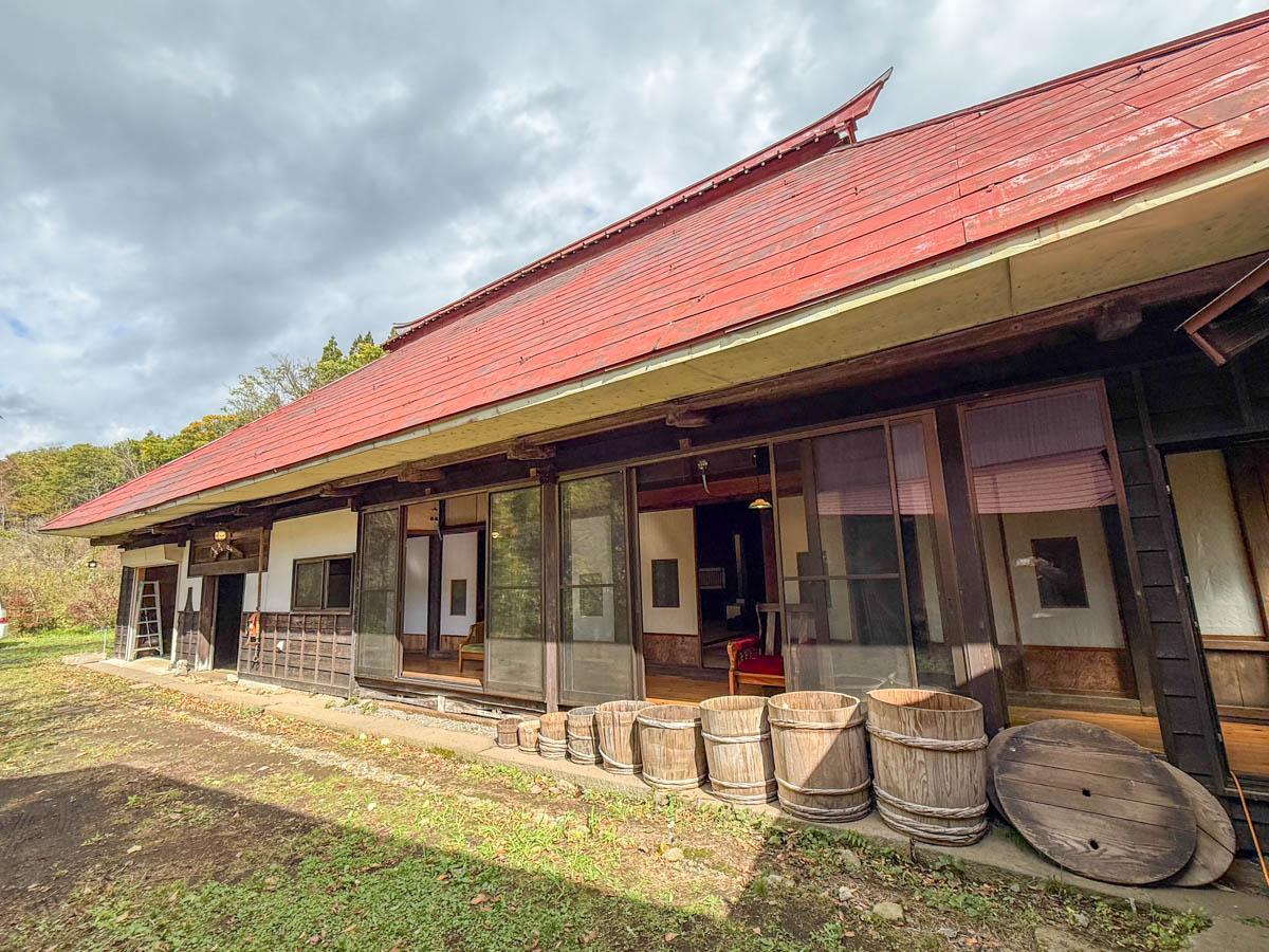 長野県上水内郡信濃町富濃の売買物件/元は茅葺だった大きな屋根。貫禄を感じる佇まい