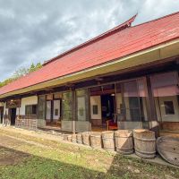 長野県上水内郡信濃町富濃の売買物件/元は茅葺だった大きな屋根。貫禄を感じる佇まい
