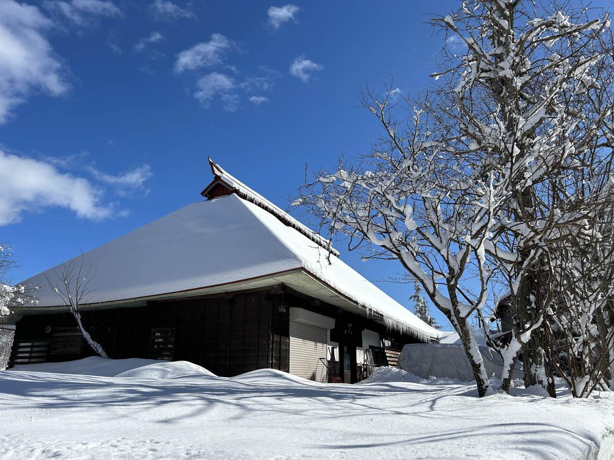 長野県上水内郡信濃町富濃の売買物件/冬には一面の雪景色。この佇まいが幻想的