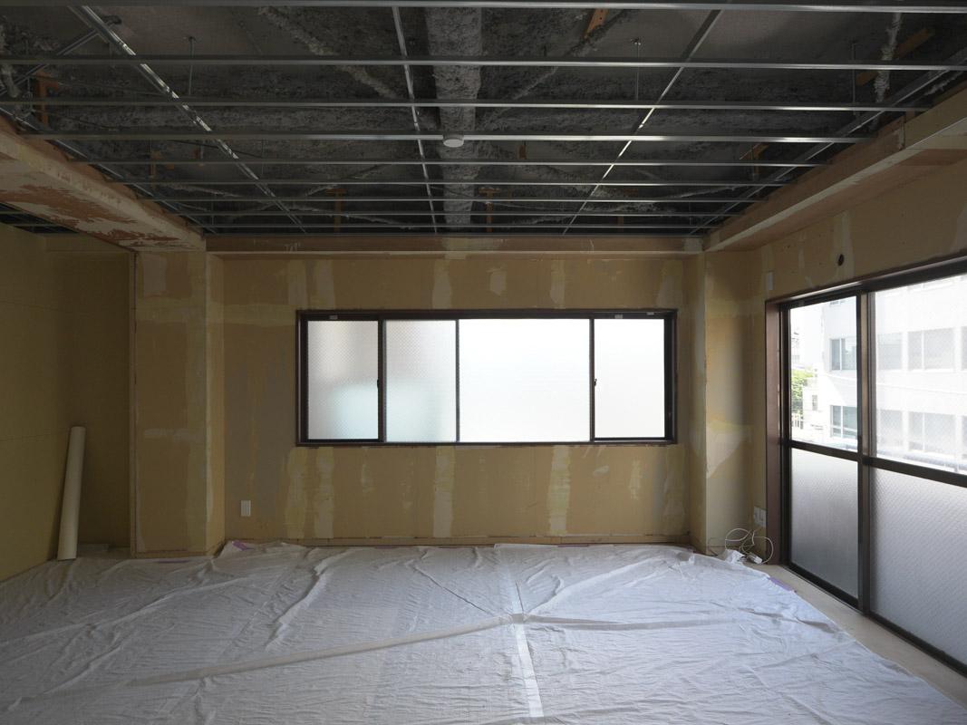 世田谷区代沢の賃貸物件/住居時代の内装が全て剥がされ、壁はボードが貼ってある状態