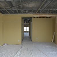 世田谷区代沢の賃貸物件/細い廊下を挟んで、向こう側にもう1部屋あります（扉なし）