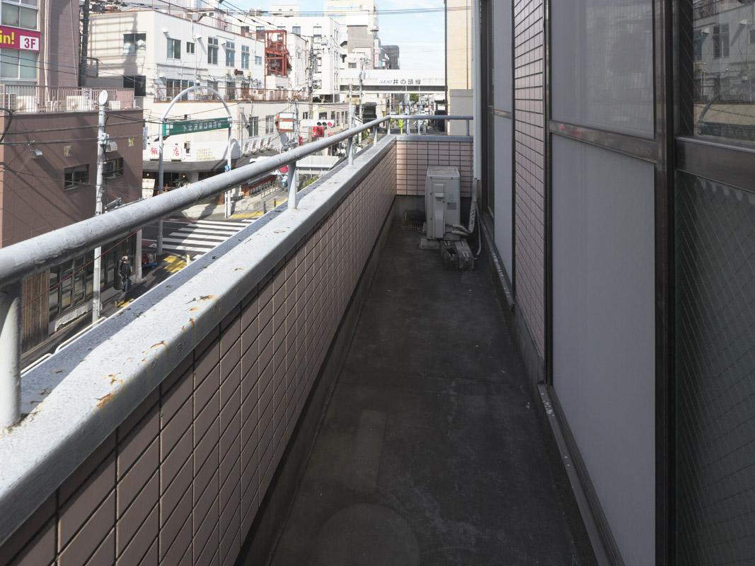世田谷区代沢の賃貸物件/細長いバルコニー