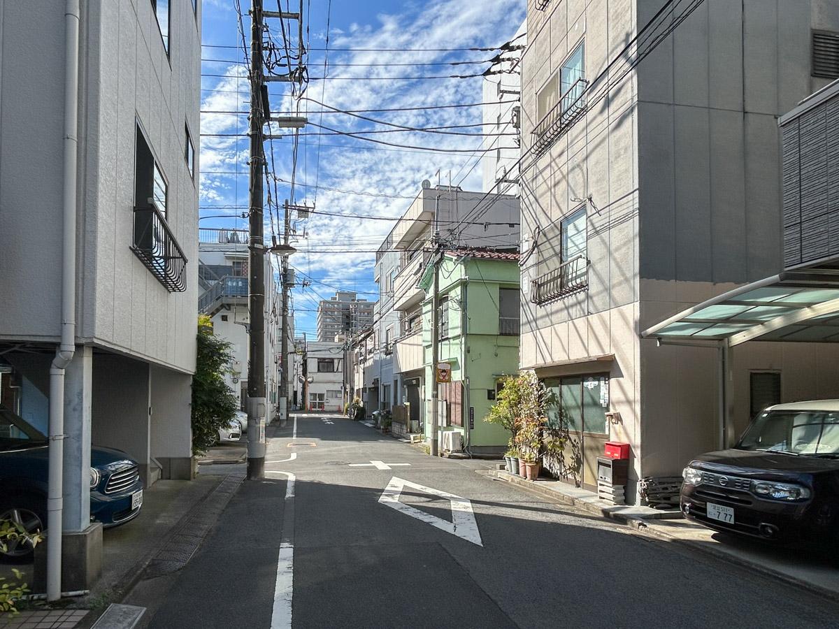江東区白河の賃貸物件/前面道路は比較的人通りも穏やかな印象
