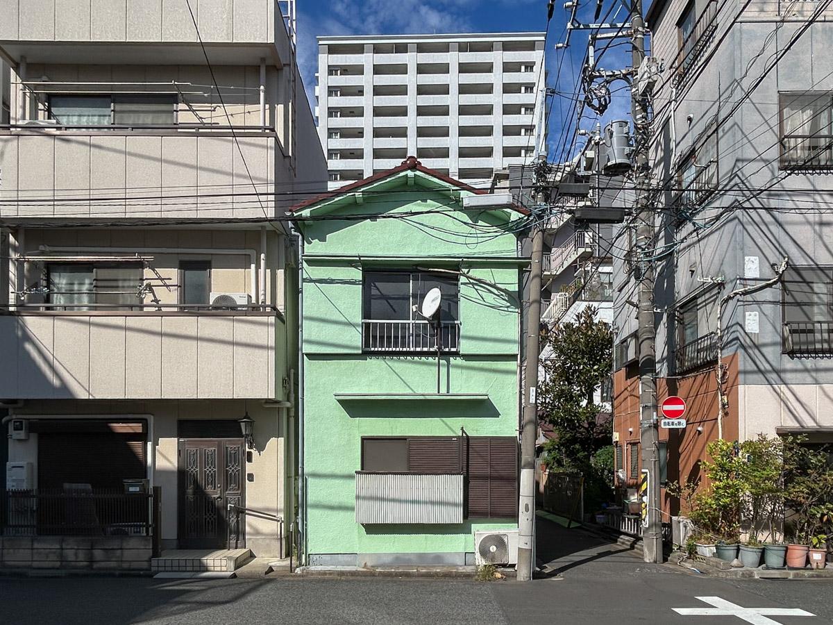 江東区白河の賃貸物件/ミントグリーンの外観が目をひく一棟