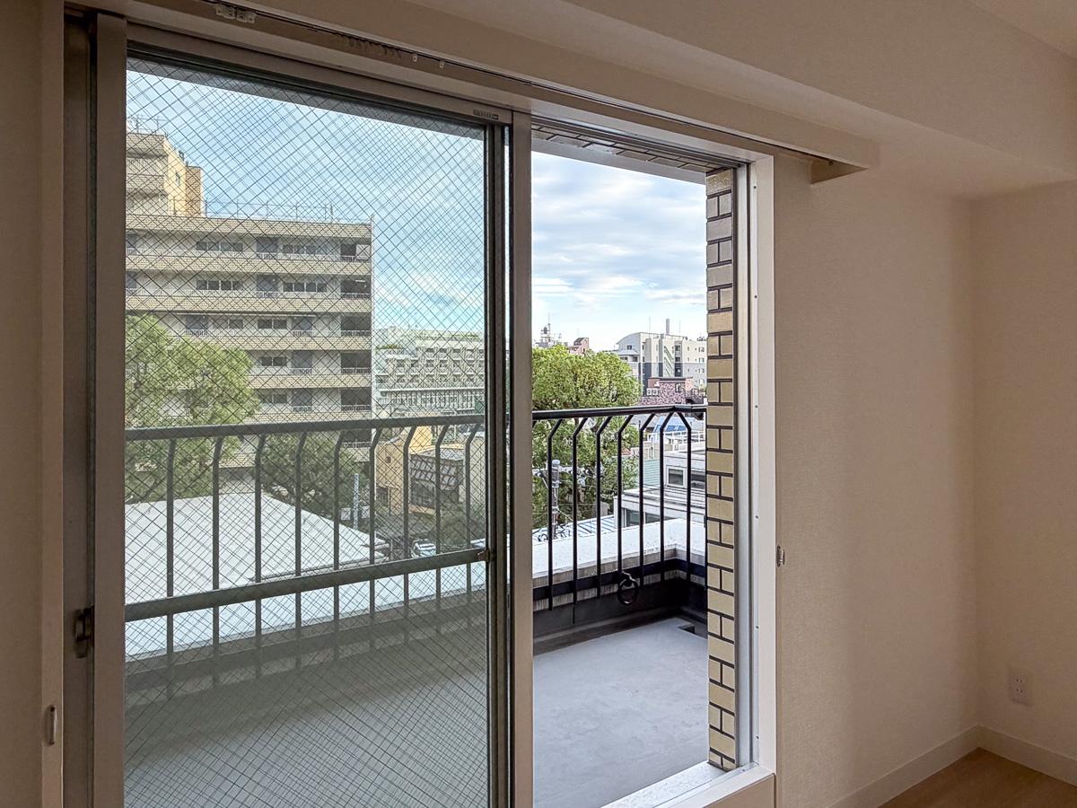 渋谷区代官山町の賃貸物件/リビングの窓の先には、ぐるりとL字に続くバルコニー