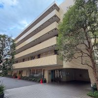 渋谷区代官山町の賃貸物件/外壁はタイル張りで、どっしりとした佇まい