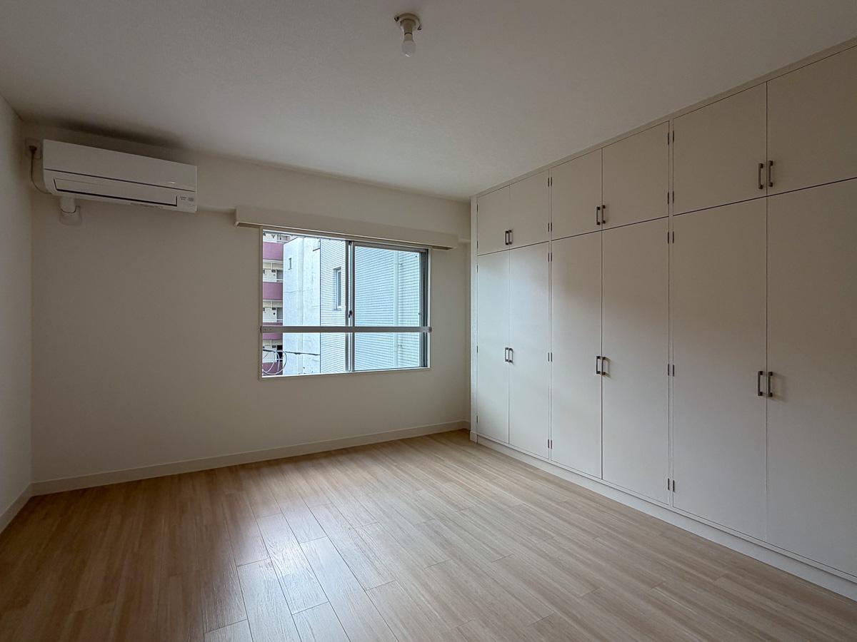 渋谷区代官山町の賃貸物件/8.5畳の洋室を。壁いっぱいの収納が頼もしい