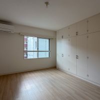 渋谷区代官山町の賃貸物件/8.5畳の洋室を。壁いっぱいの収納が頼もしい
