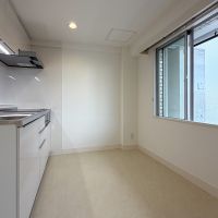 渋谷区代官山町の賃貸物件/リビングから少し奥まったキッチン。じっくり料理を楽しめそう
