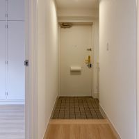渋谷区代官山町の賃貸物件/玄関。白を基調とした清潔感のある入り口