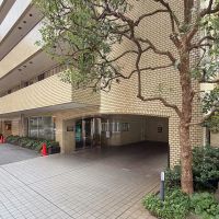 渋谷区代官山町の賃貸物件/大きな木が迎えるアプローチ。品のある落ち着いた佇まいです