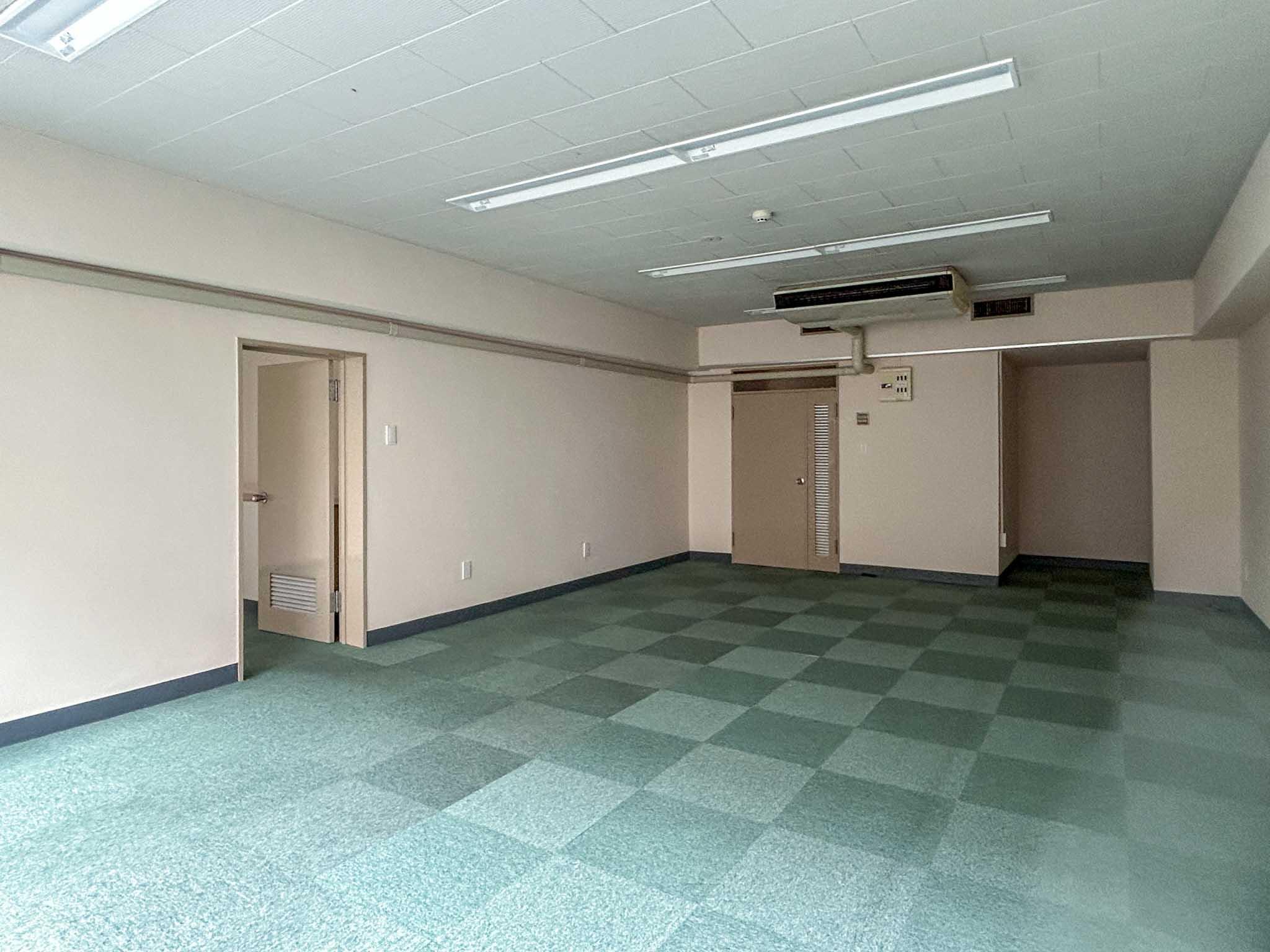 台東区東上野の賃貸物件/内装は一般的なオフィス仕様。尖っては無いけど悪くない