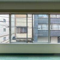 台東区東上野の賃貸物件/執務室のワイドな腰窓。両端の窓は開閉できます