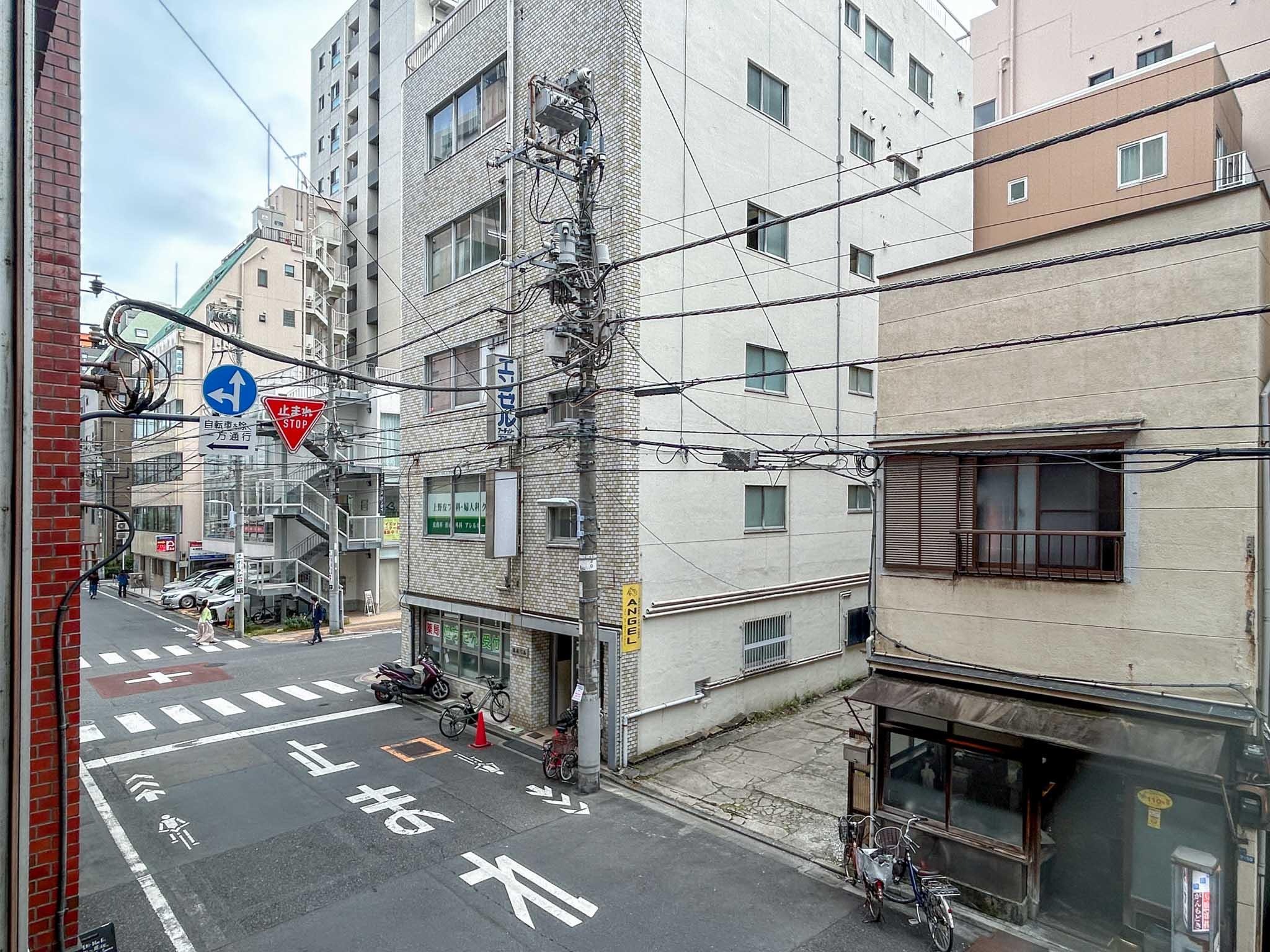 台東区東上野の賃貸物件/窓からの外をみる