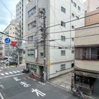台東区東上野の賃貸物件/窓からの外をみる