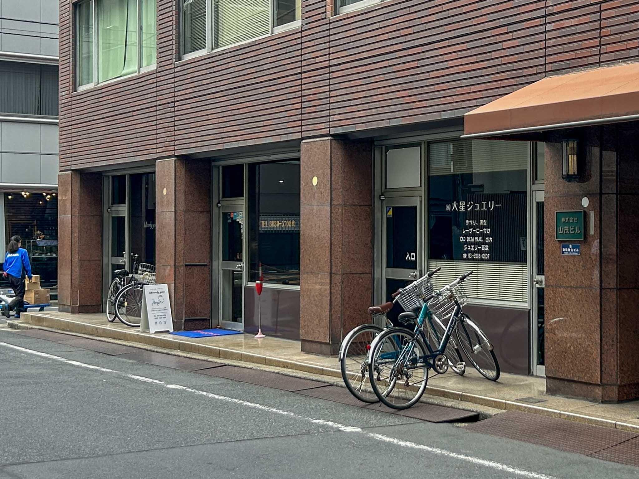 台東区東上野の賃貸物件/1階の区画には宝飾品の工房等が入っていて、昔ながらのスモークガラスがなんとも渋い