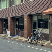 台東区東上野の賃貸物件/1階の区画には宝飾品の工房等が入っていて、昔ながらのスモークガラスがなんとも渋い