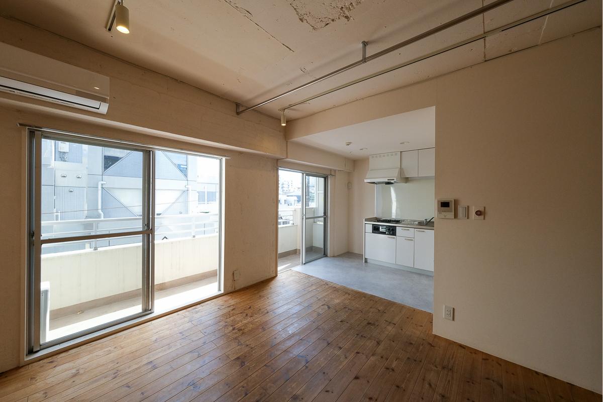 目黒区東山の賃貸物件/キッチンと部屋のちょうど間くらいにはレールが設置してあり、カーテンで空間を仕切ることもできますし、植物などを吊り下げることもできます