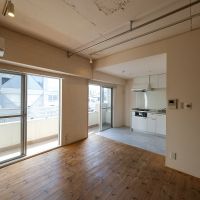 目黒区東山の賃貸物件/キッチンと部屋のちょうど間くらいにはレールが設置してあり、カーテンで空間を仕切ることもできますし、植物などを吊り下げることもできます