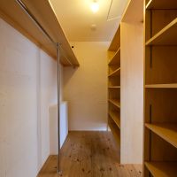 目黒区東山の賃貸物件/クローゼットは大容量。荷物が多い方でもすっきり収納ができそう