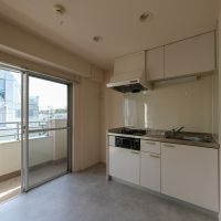目黒区東山の賃貸物件/心地よい光の中調理できる、窓際のキッチン